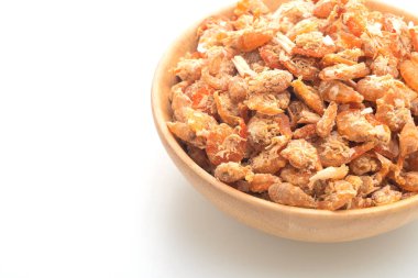 Beyaz arka planda izole edilmiş kurutulmuş karides veya kurutulmuş tuzlu karides.
