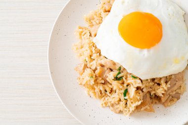 Japon usulü kızarmış pilav ve kızarmış yumurta. Asya usulü.