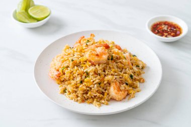 Tayland usulü ev yapımı kızarmış karides. Asya usulü.