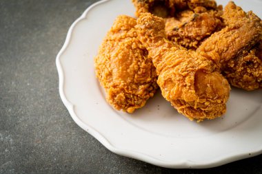 Tabakta ketçaplı kızarmış tavuk, sağlıksız yemek.