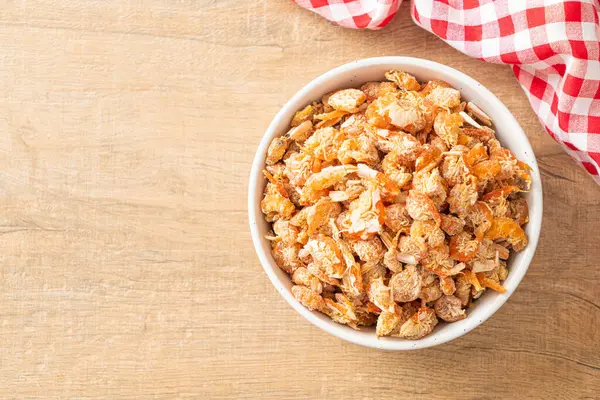 Kurutulmuş karides ya da kase içinde kurutulmuş tuzlanmış karides.