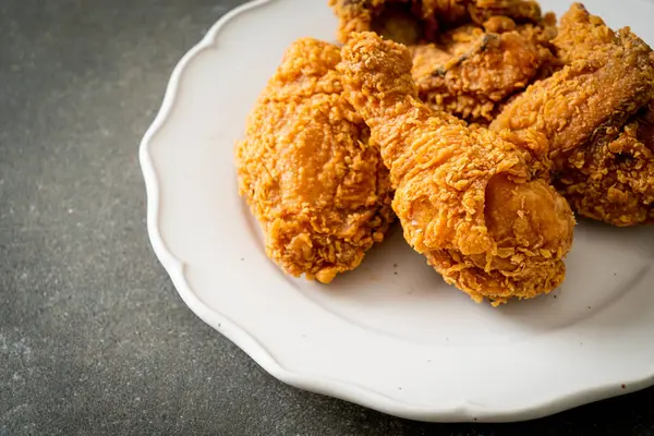 Tabakta ketçaplı kızarmış tavuk, sağlıksız yemek.