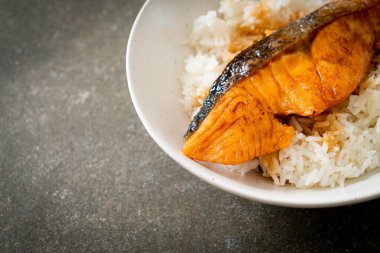 Soya soslu ızgara somon balığı. Japon usulü.