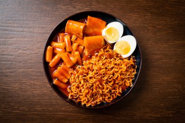 Kore usulü hazır erişte, pirinç keki, balık köftesi ve haşlanmış yumurta, Rabokki, Kore usulü.