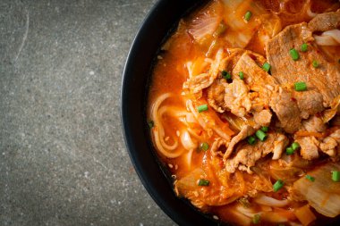 Kore udon eriştesi ve kimchi çorbası, Asya usulü.