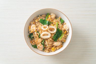 Kalamarlı ya da ahtapotlu pilav. Kalamar, yumurta ve lahana ile kızartılmış pirinç.