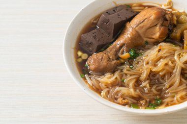 Kahverengi Çorba Kasesinde haşlanmış Tavuk Eriştesi - Asya usulü