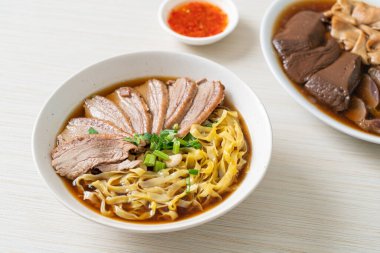 Kahverengi çorbada pişmiş ördekli yumurta eriştesi. Asya usulü.