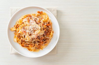 İtalyan usulü peynirli ev yapımı fettuccine bolonez.