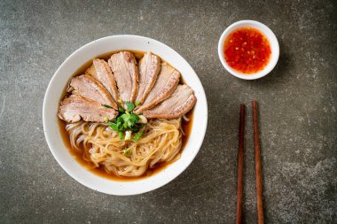 Ördek çorbalı ördek eriştesi. Asya usulü.