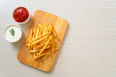 Patates kızartması ya da ekşi krema ve ketçaplı patates cipsi.