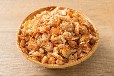 Kurutulmuş karides ya da kase içinde kurutulmuş tuzlanmış karides.