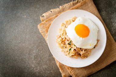 Japon usulü kızarmış pilav ve kızarmış yumurta. Asya usulü.