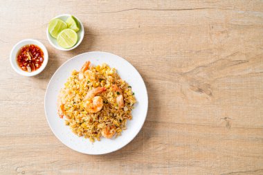 Tayland usulü ev yapımı kızarmış karides. Asya usulü.