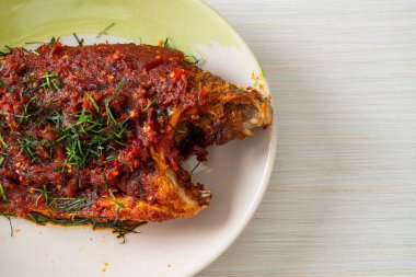 Tayland usulü kızarmış balık ve kırmızı biber sosu. Asya usulü.