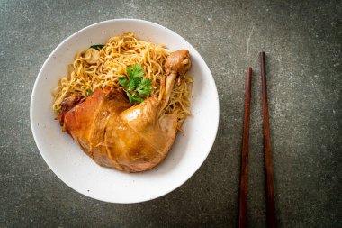 Kurutulmuş erişte ve haşlanmış tavuk kasesi. Asya usulü.