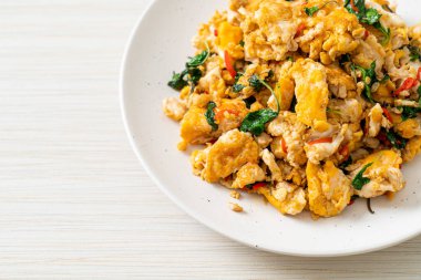 Tayland fesleğeni ve biberli sahanda yumurta Asya usulü.