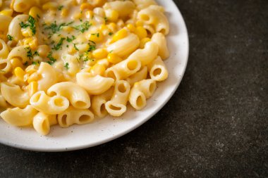 Tabakta krem peynirli makarna.