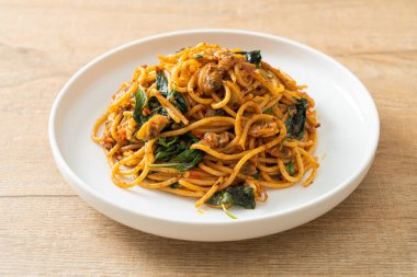 Kızarmış spagettiyi midye ve biber ezmesiyle karıştır - Füzyon yemek stili