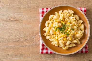 Tabakta krem peynirli makarna.