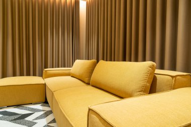 Oturma odasında boş altın hardal kanepesi