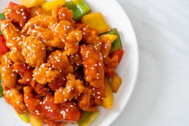 Kore usulü tatlı ve ekşi soslu kızarmış tavuk.