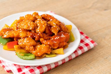 Kore usulü tatlı ve ekşi soslu kızarmış tavuk.