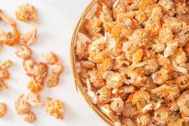 Kurutulmuş karides ya da kase içinde kurutulmuş tuzlanmış karides.