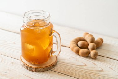 Lezzetli tatlı içecek demirhindi suyu ve buz küpü - sağlıklı içecek tarzı