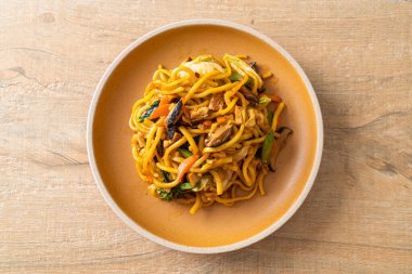 Vejetaryen usulü sebzeli kızarmış yakisoba eriştesi. Vejetaryen ve vejetaryen yemek tarzı.