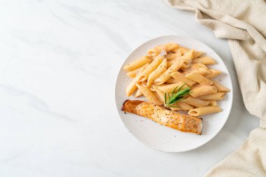 Makarna soslu ızgara somon filetosu.