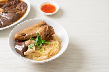 Beyaz kasede pişmiş ördekle kurutulmuş şehriye. Asya usulü.