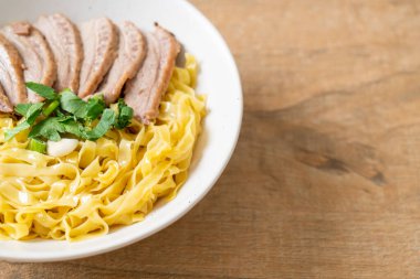 Beyaz kasede kurutulmuş ördek eriştesi. Asya usulü.