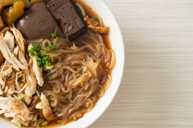 Kahverengi Çorba Kasesinde haşlanmış Tavuk Eriştesi - Asya usulü