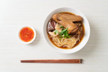 Kahverengi çorbalı ağır ateşte pişmiş ördek eriştesi. Asya usulü.