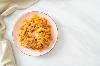 İtalyan usulü peynirli ev yapımı fırında makarna.