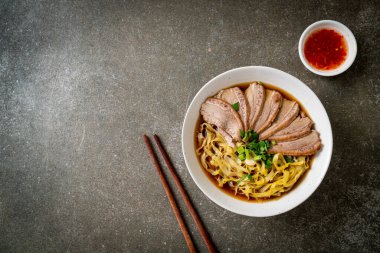 Kahverengi çorbada pişmiş ördekli yumurta eriştesi. Asya usulü.