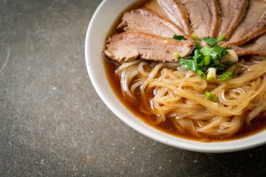 Ördek çorbalı ördek eriştesi. Asya usulü.