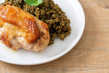 Kızarmış pesto pilavı ve beyaz tabakta kızarmış tavuk.