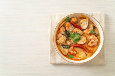 Mantarlı baharatlı domuz çorbası - Tom Yum - Asya usulü