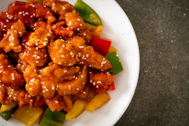 Kore usulü tatlı ve ekşi soslu kızarmış tavuk.