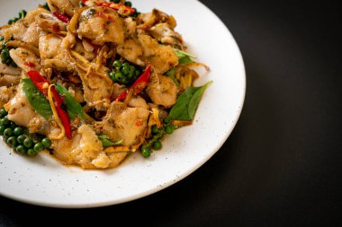 Balık ve otla karıştırılmış kutsal fesleğen. Asya usulü.