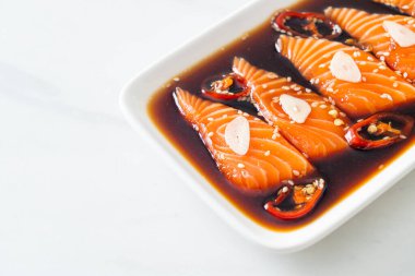 Salamura edilmiş somon balığı ya da Kore usulü soya sosu.