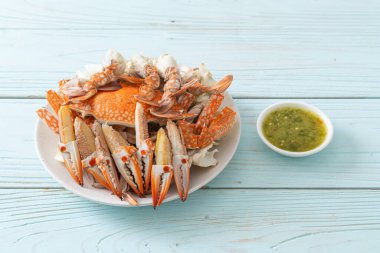 Baharatlı deniz ürünleri soslu haşlanmış mavi yengeç. Deniz ürünleri tarzı.