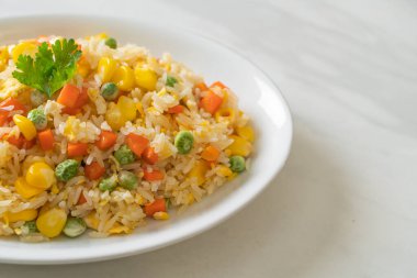 Karışık sebzeli ev yapımı pilav (havuç, yeşil bezelye, mısır) ve yumurta