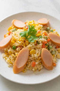 Sosisli pilav ve karışık sebze.