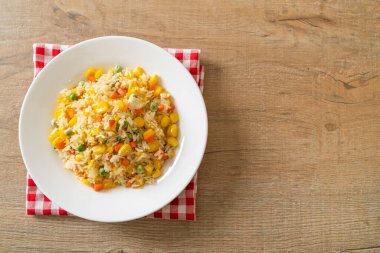 Karışık sebzeli ev yapımı pilav (havuç, yeşil bezelye, mısır) ve yumurta