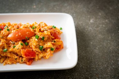 Yumurtalı sahanda domates ya da domatesli omlet - sağlıklı besin tarzı