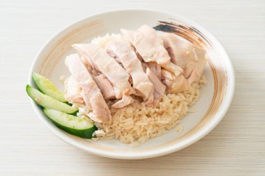 Tavuklu pilav ya da tavuk çorbası ile buğulanmış pirinç - Asya yemeği tarzı.