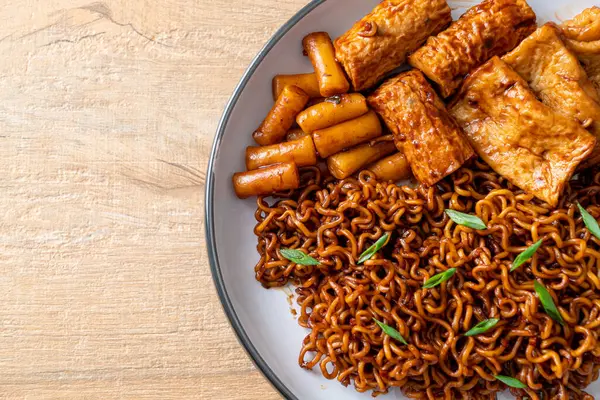 Odeng ve Omuk 'lu Jajangmyeon ya da Jajangmyeon - Kore usulü fasulye soslu balık köfteli Kore eriştesi - Kore yemeği tarzı